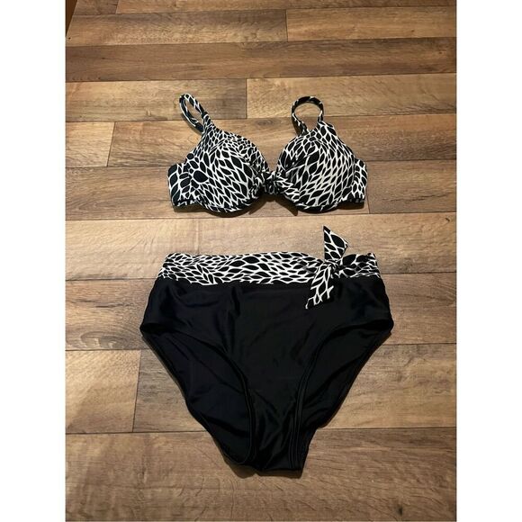 St John’s Bay 2-Piece Woman’s Swimsuit Set Woman’s Size 10 Top Size 8 Bottoms - Picture 1 of 9